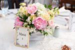 Aranjament de masa cu flori de sezon AM033