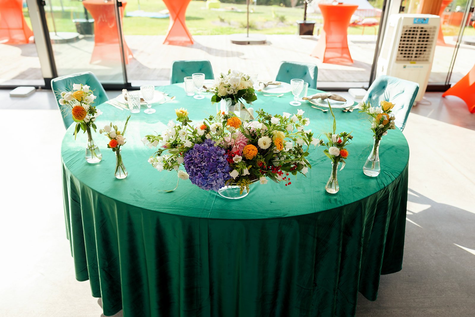 AM045-aranjament-masa-de-prezidiu-rotunda-1aranjament-de-aproximativ-70cm-si-4sticlute-din-acelasi-tip-sunt-flori-de-sezon-cu-Hortensia-si-lisianthus-650lei Aranjament de prezidiu AM045 - imagine 1