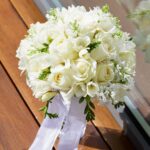 Buchet de mireasa alb cu liliac, trandafiri, frezii B057