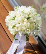 Buchet de mireasa alb cu liliac, trandafiri, frezii B057