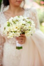 Buchet alb de mireasa cu frezii si wax flowers B137