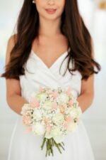 Buchet de mireasa cu trandafiri și gypsophila B145 - imagine 3