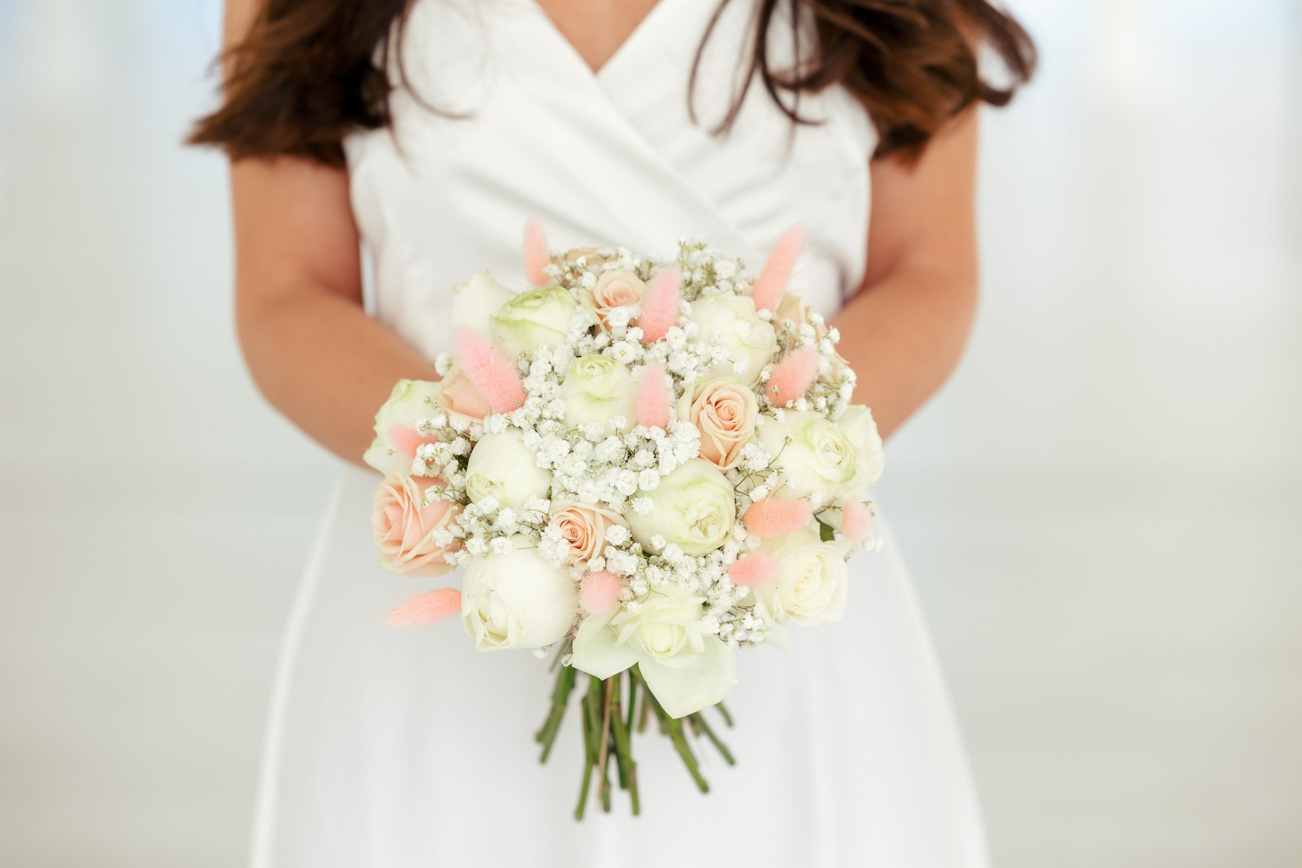 B145-buchet-de-mireasa-cu-trandafiri-gypsophila-si-puf-346lei-3-scaled Buchet de mireasa cu trandafiri și gypsophila B145 - imagine 1