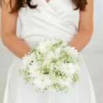 Buchet de mireasa cu crizanteme și gypsophila B153
