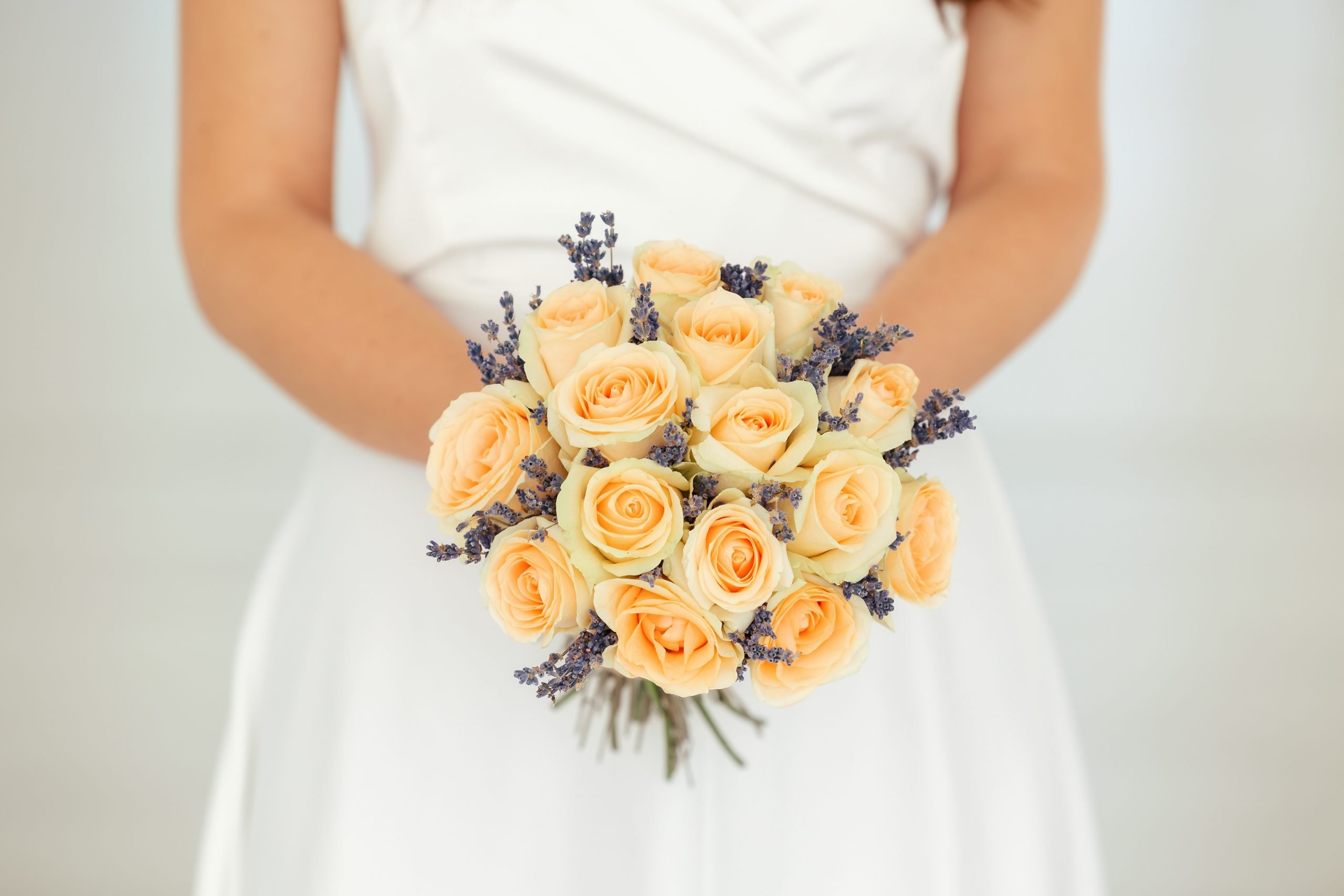 B154-buchet-de-mireasa-cu-trandafiri-peach-si-lavanda-270lei_3-scaled Buchet de mireasa cu trandafiri peach și lavanda B154 - imagine 1