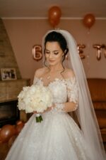 Buchet de mireasa cu bujori si trandafiri albi B121 - imagine 2