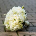 Buchet de mireasa alb cu trandafiri, frezii si bujori B062