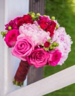 Buchet de nasa cu trandafiri si bujori roz N036