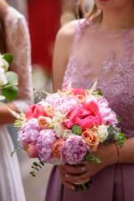 Buchet de nasa cu bujori, trandafiri si astilbe N047