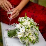 Buchet de nasa cu frezii si lacramioare N048
