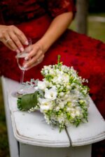 Buchet de nasa cu frezii si lacramioare N048