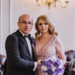 Buchet de nasa cu orhidee alba si mov N053
