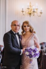 Buchet de nasa cu orhidee alba si mov N053
