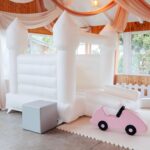 Loc de joacă pentru copii cu castel gonflabil și figurine LW71 - imagine 3