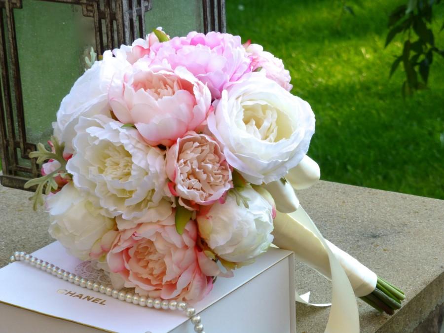 WeDoWowFlowers , buchet mireasa , buchet cununie civila , lumanare botez, Buchet din bujori la nunta, Bujorul este floarea cu frumuseţe imperială, iar un buchet de mireasă din bujori împrumută purtătoarei sale din eleganţa, delicateţea şi unicitatea florii. buchet de mireasă rotund. Buchetul rotund perfect.